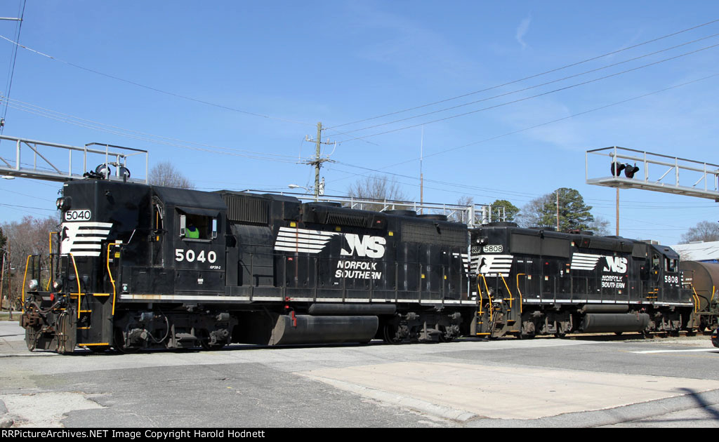 NS 5040 & 5808 push train E60 into the yard